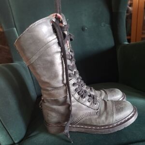 ❌SOLD❌ Dr. Martens Triumph 8W Off-black/Evergreen Distressed Grunge